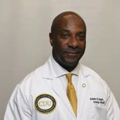 Roberto Vargas headshot